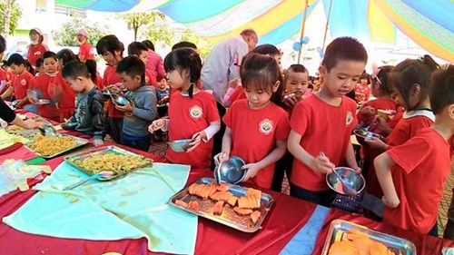 Trường MN  Ánh Sao tổ chức Hội thi “Bé với Văn minh đô thị - An toàn thực phẩm” và  kết hợp tổ chức cho trẻ ăn buffet năm học 2018 -2019.